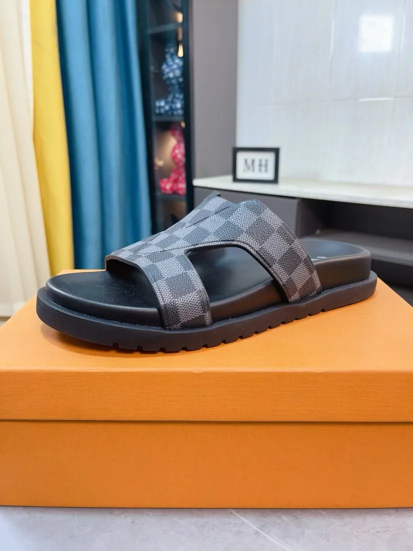 Men's shoes 💰360🌹🌹 (lv-Louis Vuitton) new men's sandals, high-end boutique, exquisite embossed logo decoration on the upper, fine workmanship, super soft soles, casual, loose and comfortable, a must-have in summer! \nsize：38-44